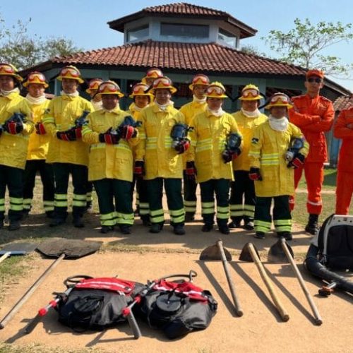 Bombeiros indígenas recebem treinamento para salvamento e combate a incêndios