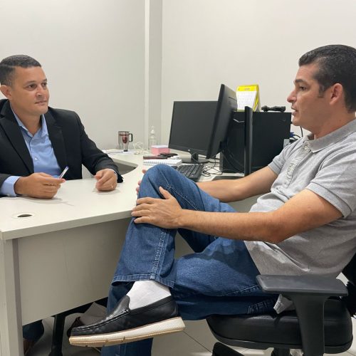 Vereador Adalto de Bandeirantes visita SEMED para discutir transporte Escolar na Zona Rural da Capital