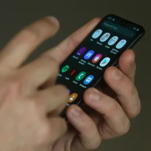 Oito em cada 10 adultos defendem a proibição de celulares em escolas