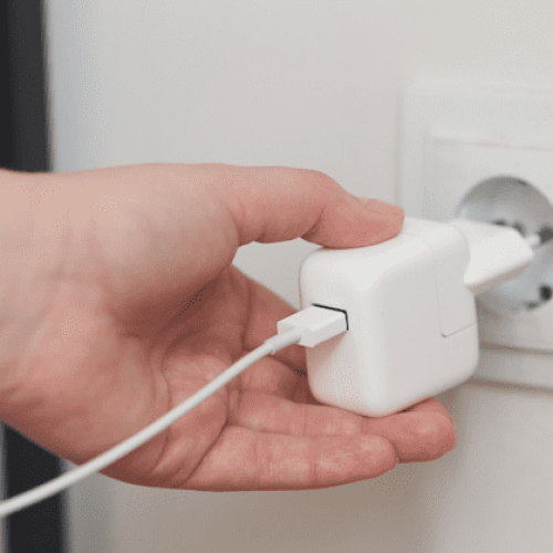 Uso de telefone celular na tomada exige cuidados para evitar choques elétricos, alerta Energisa