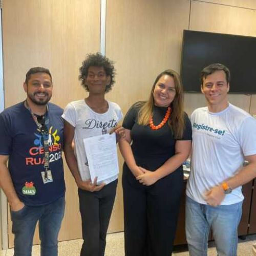 Mulher trans que vive em situação de rua consegue retificação do nome e sobrenome em RO