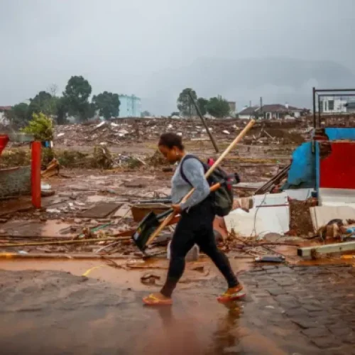 Lula deve anunciar auxílio financeiro às pessoas atingidas no RS