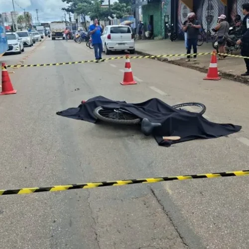 Ciclista morre após ser atropelado por caminhão caçamba na Avenida Jatuarana, em Porto Velho