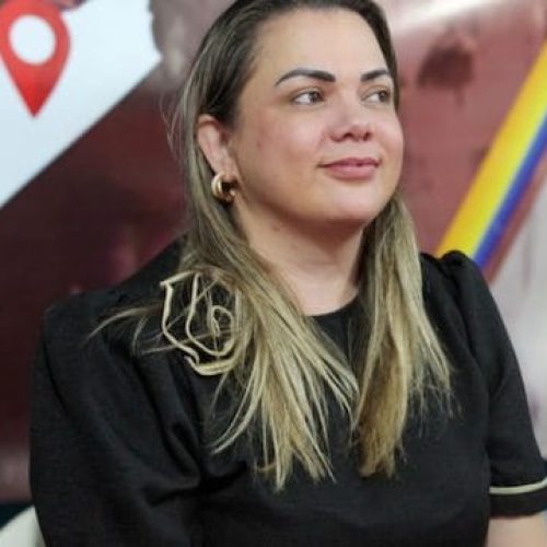 Cláudia de Jesus faz entrega de equipamentos agrícolas em Alvorada do Oeste