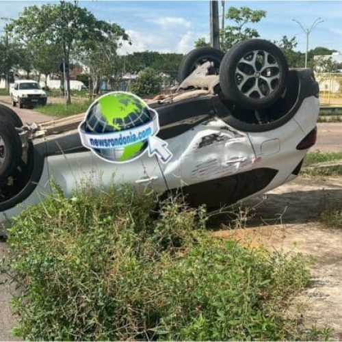 Caminhão guincho avança cruzamento e causa acidente com capotamento no centro