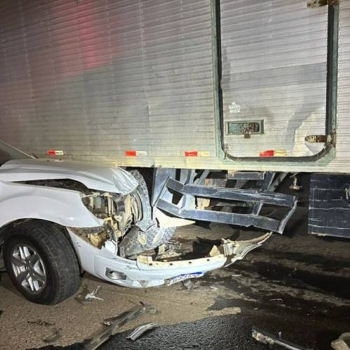 Colisão entre caminhonete e caminhão na BR-364 causa danos materiais