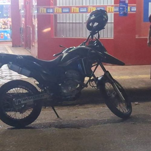 Colisão entre Onix e moto XRE deixa feridos na Avenida Mamoré