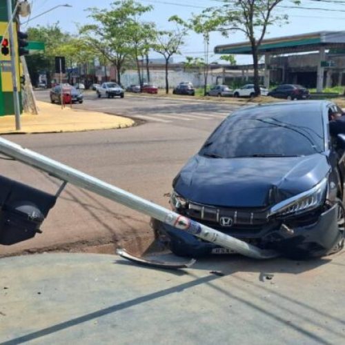 Colisão entre veículos deixa carro destruído e semáforo danificado na capital