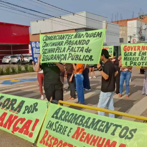 Comerciantes realizam protesto pacífico por segurança no cruzamento da Carlos Gomes em Porto Velho
