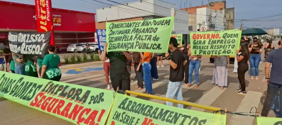 Comerciantes realizam protesto pacífico por segurança no cruzamento da Carlos Gomes em Porto Velho