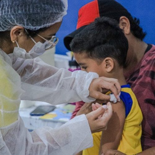 Crianças de 6 meses a menores de 6 anos devem ser imunizadas com a vacina contra a gripe