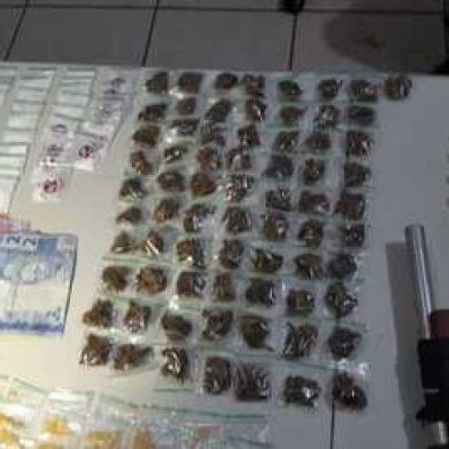 Criminosos são presos com dezenas de porções de drogas e armas