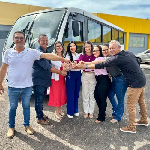 Cristiane Lopes entrega micro-ônibus em Pimenta Bueno e garante mais dignidade no transporte de pacientes