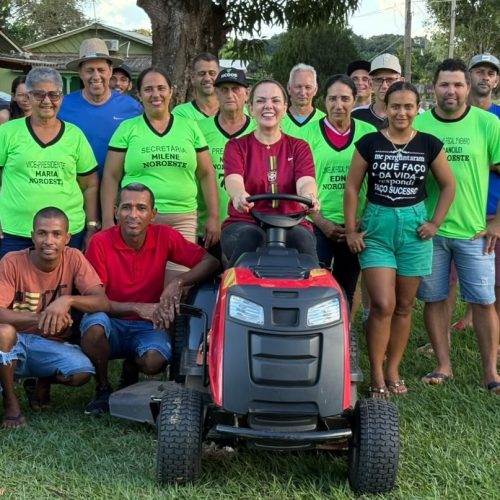 Cláudia de Jesus entrega trator cortador de grama de R$ 30 mil em São Miguel do Guaporé
