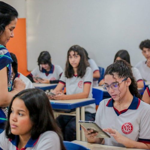 Falta de professores nas escolas leva Cláudia de Jesus a cobrar respostas da Seduc