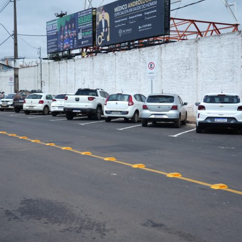 Estacionamento gratuito no entorno do shopping facilita a vida da população