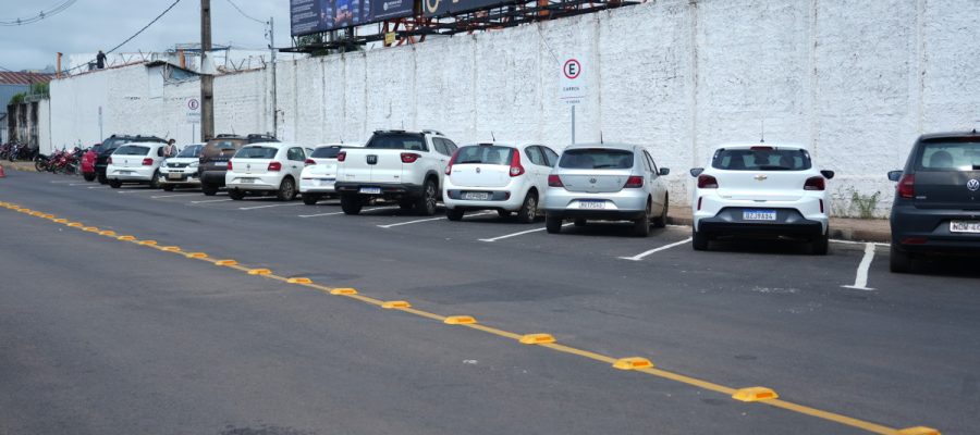 Estacionamento gratuito no entorno do shopping facilita a vida da população