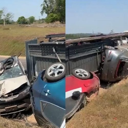 Carros ficam destruídos após caminhão cegonha tombar na BR-364