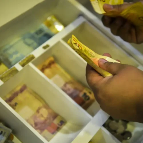 Segunda parcela do décimo terceiro deve ser depositada até dia 19; salário extra injetará R$ 369,4 bilhões na economia