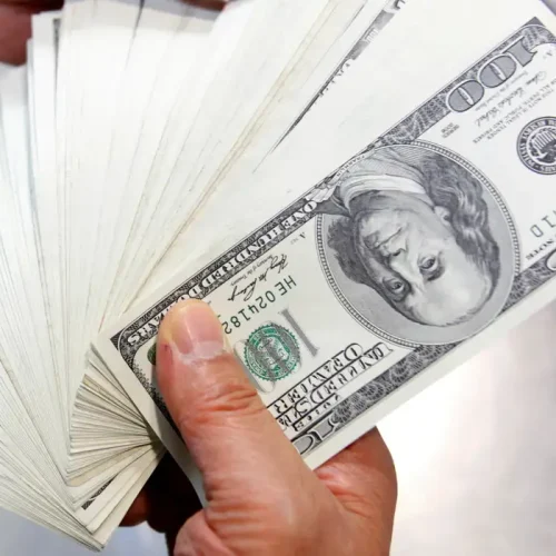 Dólar fecha em R$ 5,27 com tensões no Brasil e no exterior