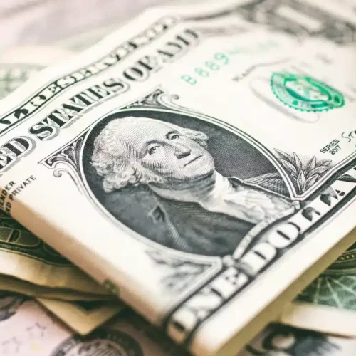 Dólar sobe para R$ 5,51 e fecha no maior valor desde janeiro de 2022