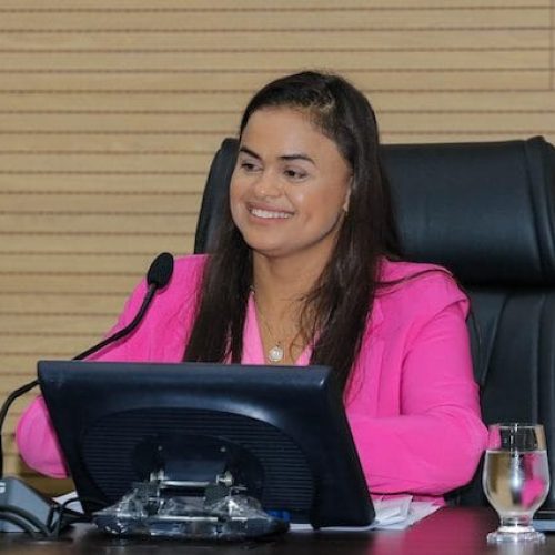 Governo atende Dra. Taíssa com totens em residenciais populares