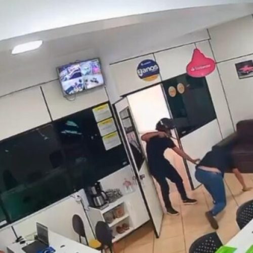 Dupla armada rouba joias, dinheiro e celulares em concessionária na Zona Leste