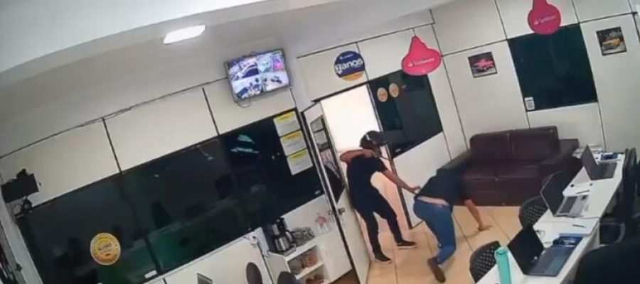Dupla armada rouba joias, dinheiro e celulares em concessionária na Zona Leste