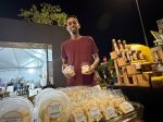 Éber vende os doces artesanais à base de cupuaçu que são produzidos pela esposa Juliana