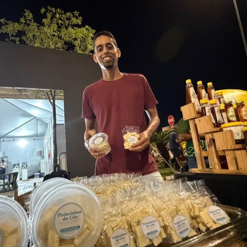 Éber vende os doces artesanais à base de cupuaçu que são produzidos pela esposa Juliana