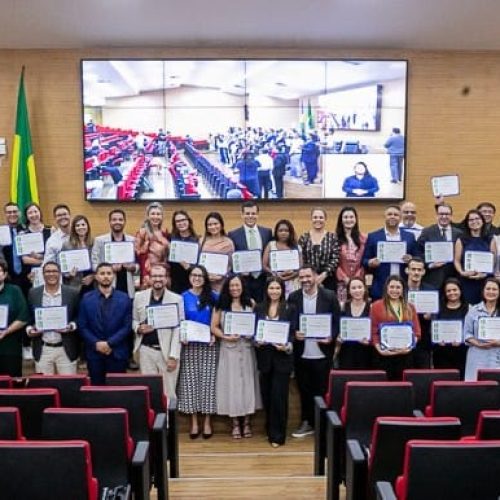 Cláudia de Jesus homenageia Sinjur e destaca papel de conciliadores e mediadores em sessão solene