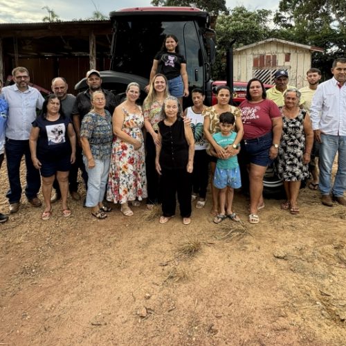 Cláudia de Jesus viabiliza trator para agricultores de Nova Colina, em Ji-Paraná