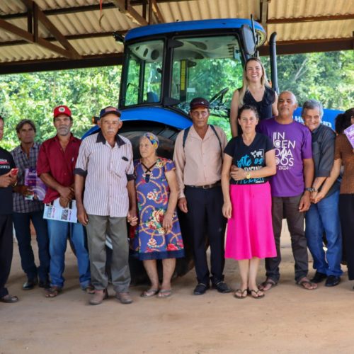 Deputada Cláudia de Jesus faz entrega de trator para assentamento de Ariquemes
