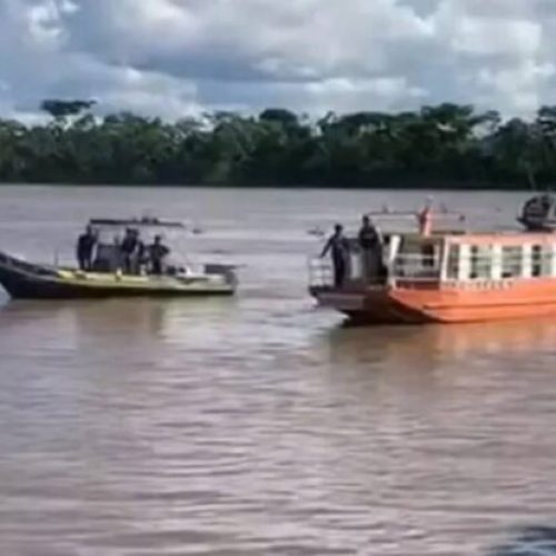 Embarcação afunda no Rio Mamoré perto do Porto Oficial de Guajará-Mirim