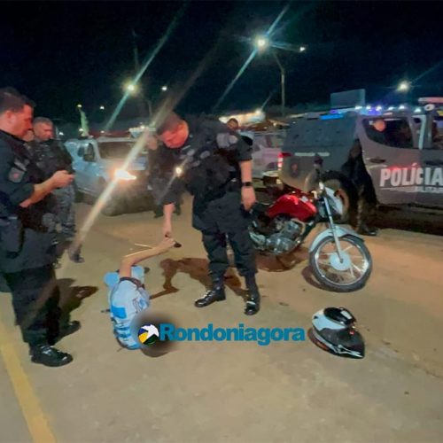 Jovem ousado é preso após “empinar” moto na frente de viatura da PM