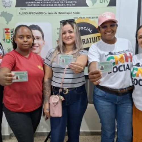 Contempladas do programa CNH Social em Ariquemes e Ji-Paraná recebem do governo de RO as novas permissões para dirigir 