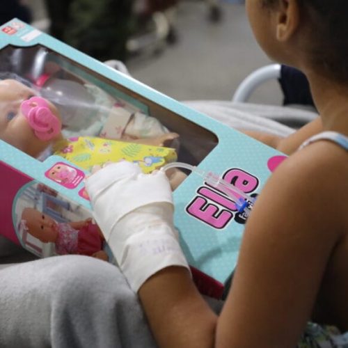 Pacientes do Hospital Infantil Cosme e Damião recebem presentes de Natal
