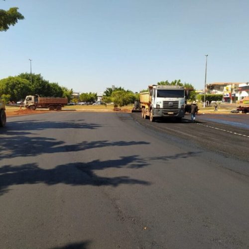 Obra de pavimentação asfáltica é executada pelo Governo de RO, no centro de Rolim de Moura