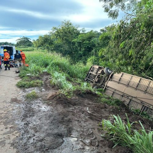 Ônibus que saiu de Cuiabá para Porto Velho tomba em ribanceira na BR-364