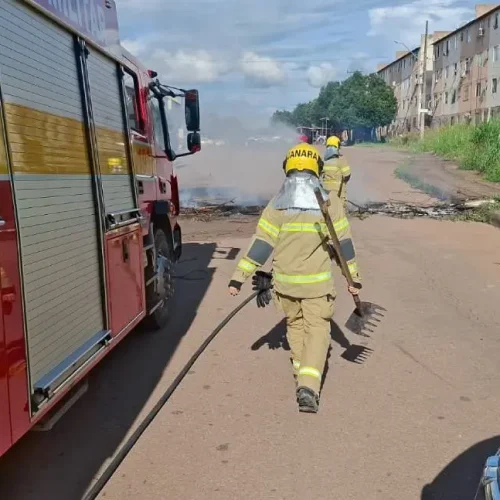 Falta de água gera protesto e bloqueio de via por moradores do Orgulho do Madeira