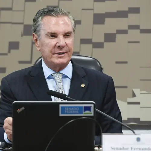 Ex-presidente Fernando Collor deixa presídio para cumprir pena em casa