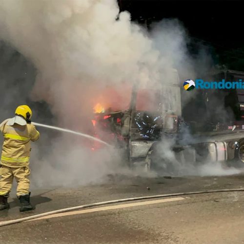Carreta carregada com soja é atingida por incêndio em Porto Velho