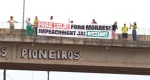 “Fora Lula, Fora Moraes, Impeachment Já”, diz a faixa segurada pela vereadora Sofia Andrade e apoiadores na Avenida Jorge Teixeira
