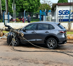Poste desaba sobre carro após carreta puxar fiação na Zona Norte de Porto Velho