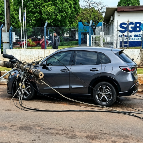 Poste desaba sobre carro após carreta puxar fiação na Zona Norte de Porto Velho