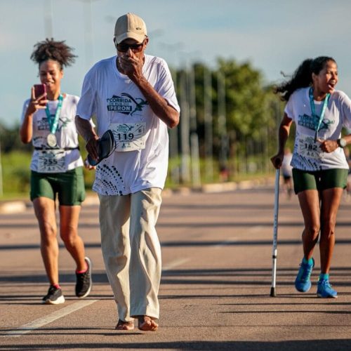 Aos 75 anos, participante finaliza corrida do Iperon e emociona com história de superação