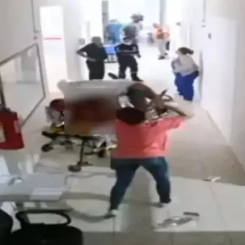 Em ataque de fúria, mulher invade hospital, esfaqueia homem mais de 30 vezes, senta e espera a Polícia, com a faca à mão