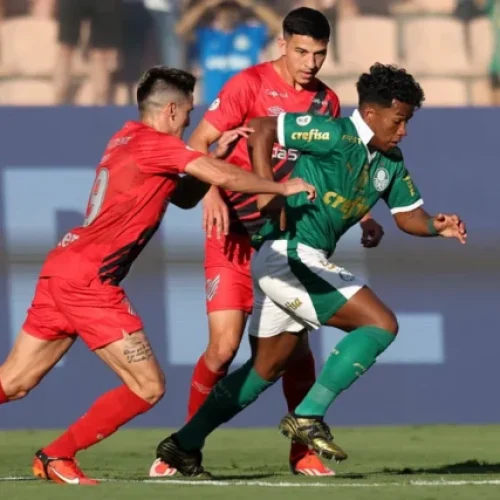 Athletico-PR faz 2 a 0 no Palmeiras e retoma liderança do Brasileirão