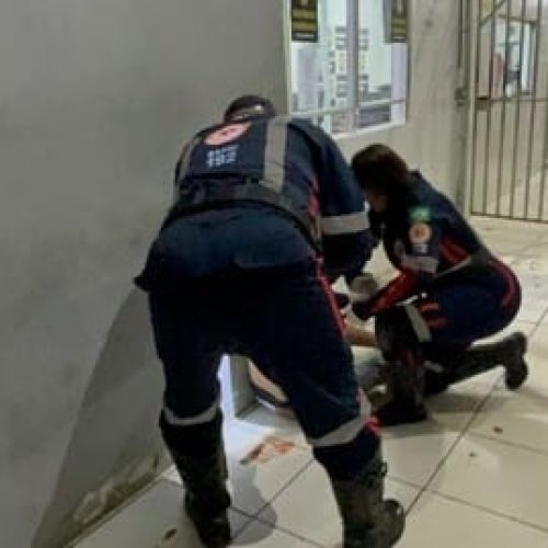 Jovem pede ajuda na delegacia depois de ataque a facada