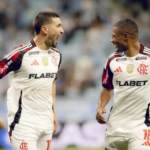 Fla vence com brilho de Arrascaeta para assumir ponta do Brasileiro